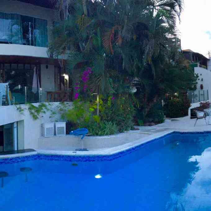Luxuosa casa de alto padrão com piscina e vista mar